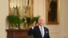 Biden promulga nuevos mandatos en su batalla contra el COVID-19