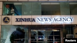 L'entrée endommagée de l'agence de presse officielle chinoise Xinhua est visible lors d'une manifestation anti-gouvernementale à Hong Kong, Chine, le 2 novembre 2019. (REUTERS/Tyrone Siu)