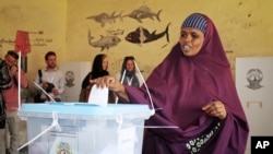 Seorang perempuan memberikan suaranya dalam pemilihan presiden di Hargeisa, di wilayah semi-otonom Somaliland, di Somalia. (Foto: AP)