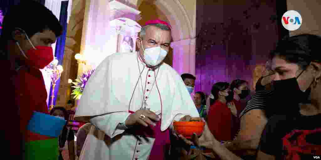 Los sacerdotes y pobladores regalan dulces a quienes acuden a &quot;La Gritería&quot; en los altares en honor a la Purísima. [Foto Houston Castillo, VOA].