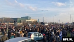 Blokada međunarodnog autoputa kod mosta Gazela, u Novom Beogradu, 4. decembra 2021. (Foto: RFE/RL/Dušan Komarčević)