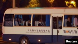美国气候特使约翰·克里一行乘坐面包车抵达上海的下榻酒店。（2021年4月14日）