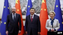 2023年12月7日，歐盟委員會主席烏爾蘇拉·馮德萊恩（Ursula von der Leyen，右）和歐洲理事會主席夏爾·米歇爾（Charles Michel）在北京與中國國家主席習近平舉行會晤。（歐洲理事會照片）