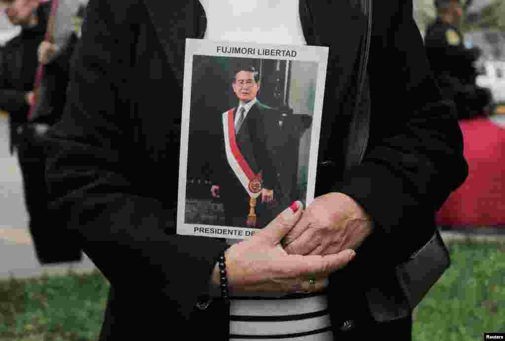 Un partidario sostiene una fotografía del expresidente de Perú, Alberto Fujimori, fuera del Museo de la Nación, en Lima, Perú. Fue uno de los políticos más controversiales del país, al que gobernó con mano dura durante una década. 
