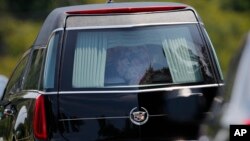 Mobil pembawa peti jenazah Bobbi Kristina Brown meninggalkan upacara pemakamannya di Alpharetta, Georgia (1/8). (AP/John Bazemore)