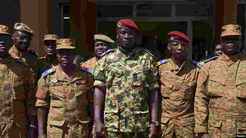 Le lieutenant-colonel Yacouba Isaac Zida, au centre, a été désigné samedi 1er novermbre pour conduire le régime de transition au Burkina Faso.