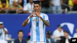 Ángel Di María (11) celebra tras anotar el gol de Argentina en la victoria 1-0 ante Ecuador, el domingo 9 de junio de 2024, en Chicago. (AP Foto/Paul Beaty)