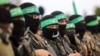 Para kombatan Hamas berkumpul di lokasi penyerahan dua sandera Israel di Rafah di Jalur Gaza selatan, sebagai bagian dari pembebasan sandera-tahanan ketujuh pada 22 Februari 2025. (Foto: Omar Al-Qattaa/AFP)