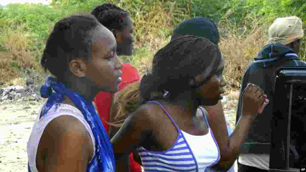Des étudiants de l'université de Garissa sortent d'une maison où ils s'étaient mis à l'abri pendant une attaque par des hommes armés à Garissa, au Kenya, jeudi 2 Avril 2015.