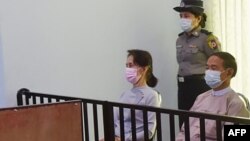 တရားခွင်အတွင်း တွေ့ရတဲ့ နိုင်ငံတော်အတိုင်ပင်ခံပုဂ္ဂိုလ် ဒေါ်အောင်ဆန်းစုကြည်နဲ့ သမ္မတ ဦးဝင်းမြင့်။ (မေ ၂၄၊ ၂၀၂၁)