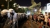 Novinari između dve vatre: Na udaru i policije i demonstranata