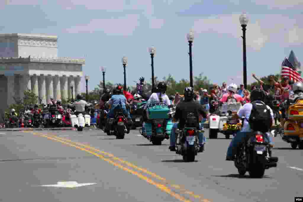 Participants drive toward the Lincoln Memorial during the Rolling Thunder 'Ride for Freedom' in Washington, May 25, 2014. (Brian Allen/VOA)