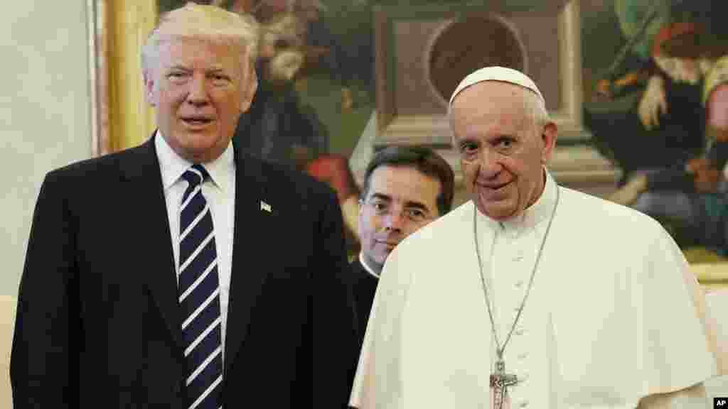 Shugaban kasar Amurka Donald Trump ya gana da paparoma Francis a Fadar Vatican inda suka tattauna akan lamura domin kawo zaman lafiya a fädin Duniya, ranar Laraba 24 ga watan Mayu shekarar 2017. 