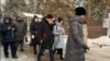 Sejumlah orang membawa bunga untuk memperingati para korban kecelakaan di tambang batu bara Listvyazhnaya di kota Siberia Kemerovo, sekitar 3.000 kilometer timur Moskow, Rusia, 26 November 2021. (Foto: AP)