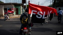 Miembros de la Juventud Sandinista participan en una marcha en el barrio Altagracia de Managua para celebrar el 42 aniversario del triunfo de la Revolución Sandinista y la salida del Dictador Somoza en Managua el 18 de julio de 2021.