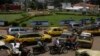 Voitures et motos-taxis aux heures de pointe dans la rue à Conakry, en Guinée, le jeudi 9 septembre 2021.(AP Photo/ Sunday Alamba)