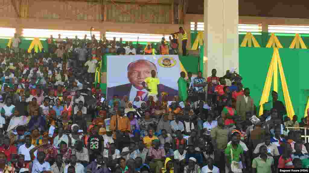 Des milliers de supporters ont fait le déplacement pour écouter le candidat Zéphirin Diabré, de l’Union pour le progrès et le changement (UPC). M. Diabré est l’un des deux favoris de la présidentielle du 29 novembre. Ouagadougou, 25 novembre 2015. (VOA/Bagassi Koura)