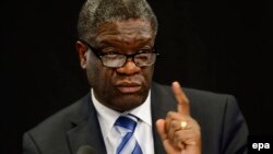 Le docteur Denis Mukwege, directeur de l'hôpital de Panzi en RDC, parle lors d'une conférence de presse à Stockholm, le 1 novembre 2011.