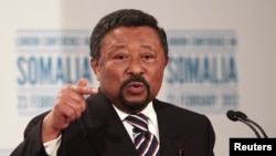 Jean Ping parle aux journalistes à Londres, le 23 février 2012.