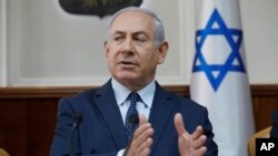 Perdana Menteri Israel Benjamin Netanyahu memimpin rapat kabinet di kantornya di Yerusalem, 7 Januari 2018. 