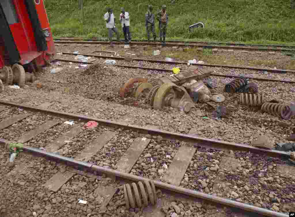Des soldats Cameroun assurent la sécurité à proximité des pièces de train d'un train déraillé à Eseka, Cameroun, 22 octobre 2016.