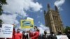 Para perwakilan dari industri perjalanan berdemonstrasi dalam 'Aksi Hari Perjalanan' di luar Gedung Parlemen Inggris di London, Inggris, 23 Juni 2021. 