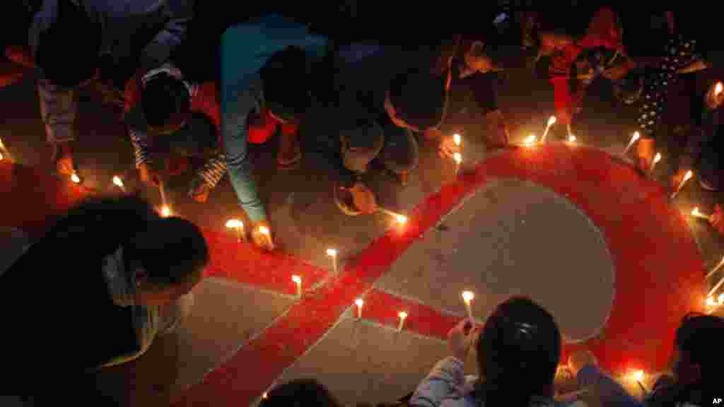 Mata Da Yara Na Kunna Kyandura Domin Tunawa Da Ranar Kanjamau Ta Duniya A Kasar Nepal. Disamba 1, 2015. 