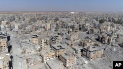 Foto bangunan-bangunan yang rusak di kota Raqqa, Suriah, dua hari setelah Pasukan Demokrat Suriah mengatakan bahwa operasi militer untuk menggulingkan kelompok ISIS telah berakhir dan bahwa pejuang mereka telah menguasai kota ini sepenuhnya, 19 Oktober 2017 (Videograb dari drone).
