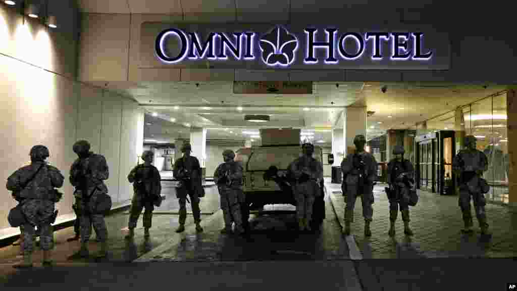 Des membres de la Garde nationale de la Caroline du Nord déployés devant l'Hôtel Omni, lors des manifestations, le 22 septembre 2016.