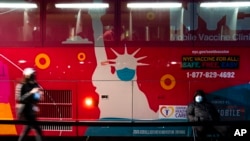 Autobus - mobilna stanica za vakcinaciju od kovida 19 i bustere u Njujorku, blizu Central parka, 2. decembra 2021. 