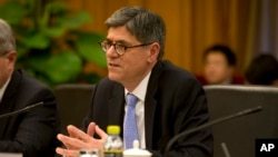 Selon le secrétaire au Trésor Jack Lew, le nouveau billet de dix dollars représentera une femme qui a contribué aux valeurs de la démocratie américaine
la démocratie américaine et qui les représente". 