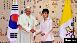 羅馬天主教宗方濟各抵達南韓與南韓總統朴槿惠握手。(8月14日)