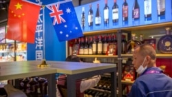 Minuman anggur dari Australia dalam sebuah pameran impor di Shanghai, China, 5 November 2020.