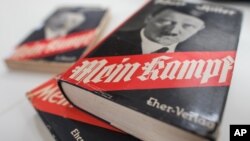 Enquête autour d'une réédition du pamphlet d'Adolf Hitler "Mein Kampf".