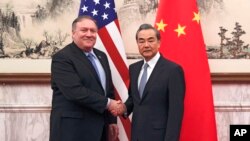 2018年10月8日美国国务卿蓬佩奥（左）和中国外交部长王毅在北京钓鱼台国宾馆会晤。 