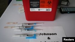 Vaksin COVID-19 Johnson & Johnson di sebuah lokasi vaksinasi massal yang didukung oleh pemerintah di Kampus Utara Miami Dade College, Miami, Florida, 10 Maret 2021. (REUTERS/Marco Bello/File)