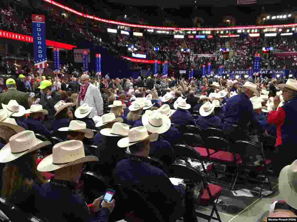 Les délégués républicains du Texas dans la Quicken Loans Arena, Cleveland, le 18 juillet 2016 (VOA/Nicolas Pinault) 
