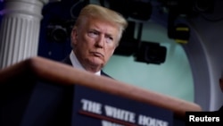 "Cuesta creer que con 60.000 [muertos] puedas estar contento jamás, pero son muchos menos de los que se nos dijo en un principio", dijo Trump al ser preguntado por el posible impacto de la pandemia en EE.UU.
