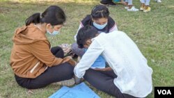 សិស្សដែលទើបនឹងជាប់សញ្ញាបត្រមធ្យមសិក្សាទុតិយភូមិដោយស្វ័យប្រវត្តិ ស្នើសុំដាកពាក្យរៀន និងដាក់ពាក្យប្រឡងអាហារូបករណ៍នៅសាកលវិទ្យាល័យភូមិន្ទភ្នំពេញ នៅថ្ងៃទី១១ ខែមករា ឆ្នាំ២០២១។ (ខាន់ សុគុំមនោ/វីអូអេ)