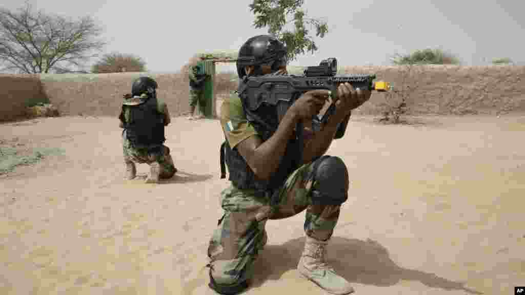 Sojojin Najeriya dake samu horas wa tun kafin 'yan Boko Haram, sun fara kai Hari Kasashen Nijar da Chadi. 