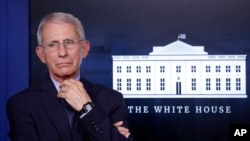Anthony Fauci, director del Instituto de Enfermedades Alérgicas e Infecciosas, visto durante una sesión informativa sobre COVID-19 en la Casa Blanca el 1 de abril de 2020.