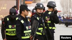 中国武装警察在新疆喀什的一个村庄巡逻。(2017年3月24日)