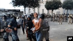 Polisi anti huru-hara Lebanon menahan para pedemo yang mencoba menuju gedung Parlemen dalam unjuk rasa memprotes elit politik dan pemerintah di Beirut, Lebanon, Sabtu, 8 Agustus 2020.