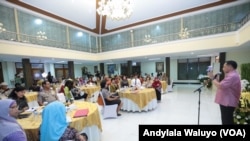 Kapolri Jenderal Tito Karnavian Bertemu Aktivis Perempuan di rumah dinasnya, Senin malam, 23 Oktober 2017. (Andylala/VOA)