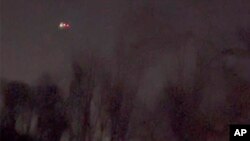 En esta imagen tomada de un video, lo que parecen ser drones volando sobre Randolph, Nueva Jersey, el 4 de diciembre de 2024. (MartyA45_ /TMX vía AP)