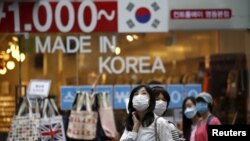 11일 서울 명동에서 관광객들이 메르스 감염을 막기 위해 마스크를 쓰고 있다. 