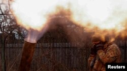 Українські військові свідчать, що росіяни йдуть на Авдіївку прямо по тілах своїх співвітчизників, а Росія сподівається захопленням міста підняти бойовий дух своєї армії. Radio Free Europe/Radio Liberty/Serhii Nuzhnenko via REUTERS
