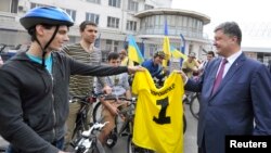 Biden Warns Russia of Tougher Sanctions if Ukraine Polls Undermined