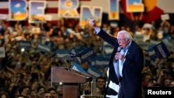 Los candidatos demócratas Bernie Sanders (en la imagen) y Mike Blomberg, se dirigieron insultos en apariciones públicas y redes sociales, respectivamente, el lunes.