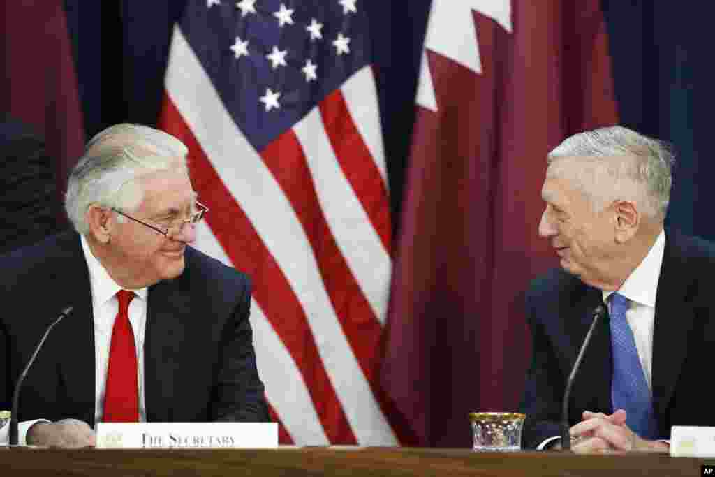 Sakataren harkokin wajen Amurka Rex Tillerson tare da sakataren tsaron Amurka James Mattis, ranar Laraba 30 ga watan Janairu 2018 a Washington, DC. 